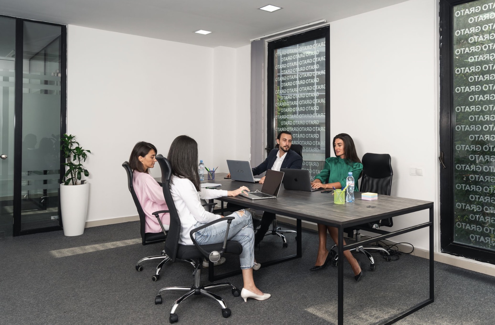 Equipo implementando Inteligencia Artificial de forma práctica